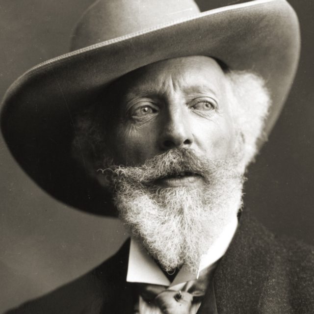 Sort-hvidt portræt af Holger Drachmann med bredskygget hat